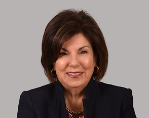 Linda Varrenti Hernandez headshot.